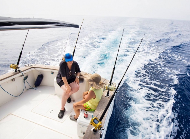  Marcher sur le bateau de pêche à Denia 
